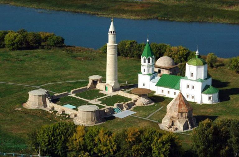 ​Экскурсия в Болгары с посещением Болгарского городища,здания Памятного знака,музея Болгарской цивилизации и Белой мечети.